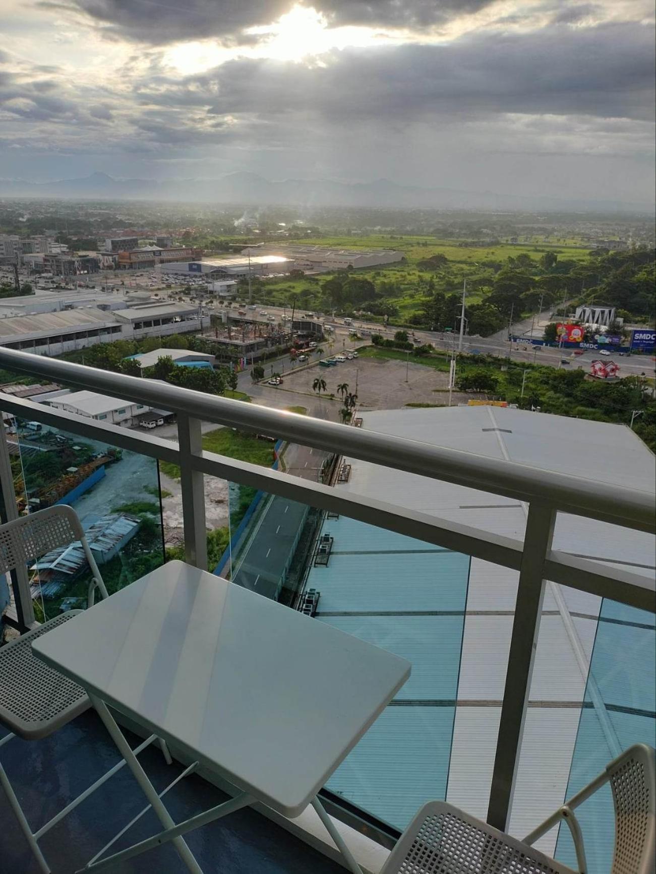 Azure North Studio Units Located In 17Th Floor And Above San Fernando  Eksteriør bilde